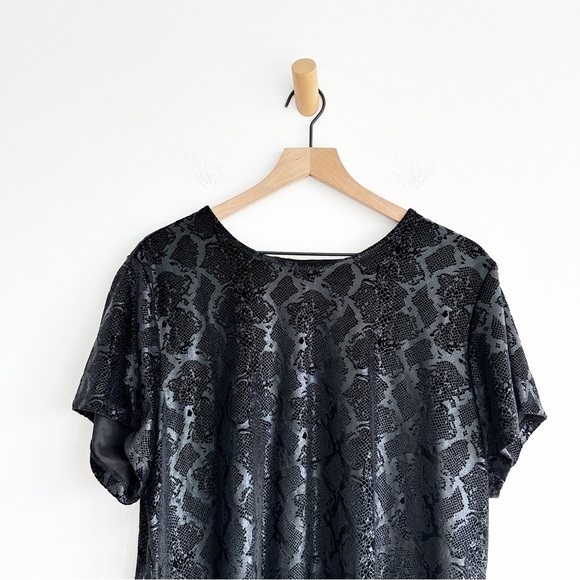 Torrid Black Snakeskin Print Velvet High Neck Tee Shirt Size 3 (3X) - Picture 2 of 9